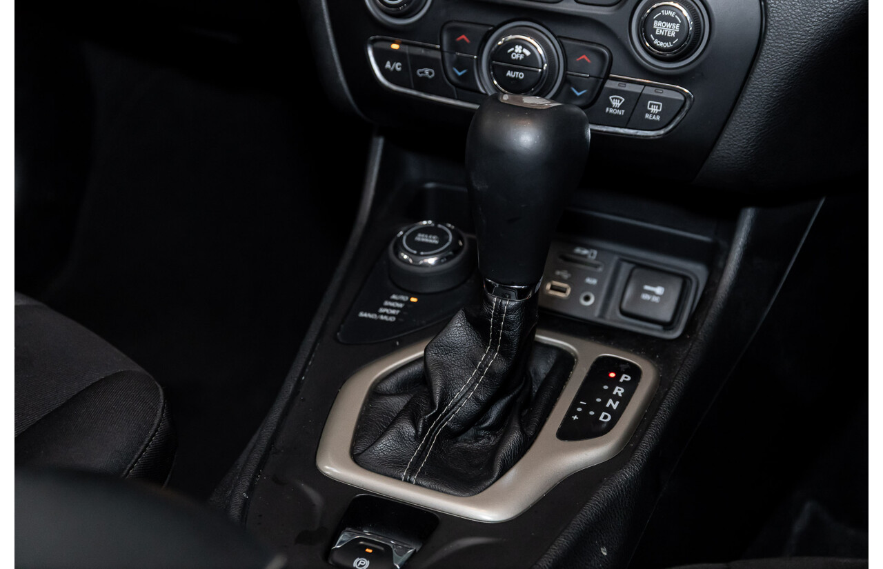 7/2014 Jeep Cherokee Longitude (4x4) KL 4d Wagon Bright White V6 3.2L