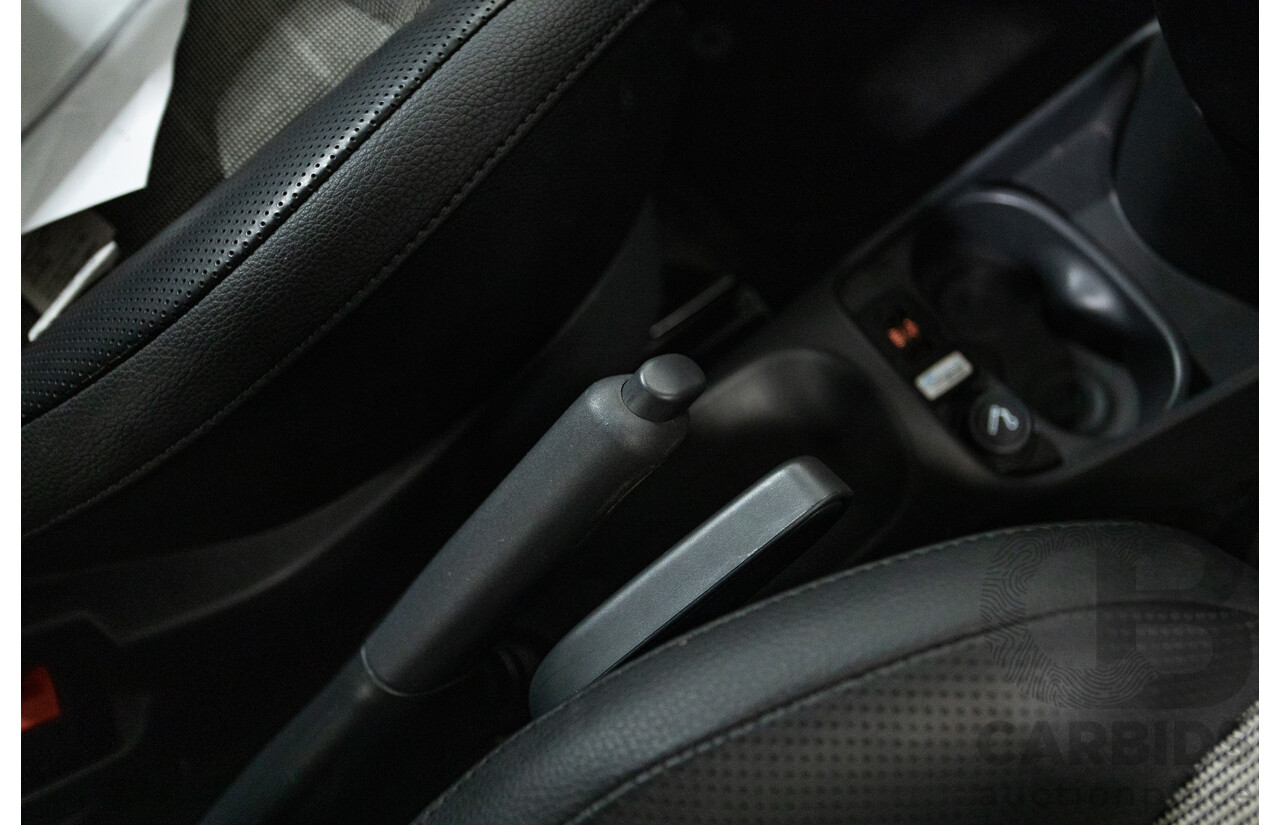 3/2013 Fiat 500 TWIN AIR Lounge  2d Convertible White 0.9L