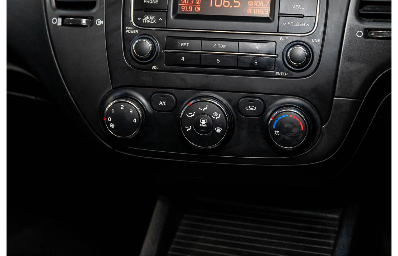 10/2014 Kia Cerato S YD MY14 5d Hatchback Clear White 1.8L