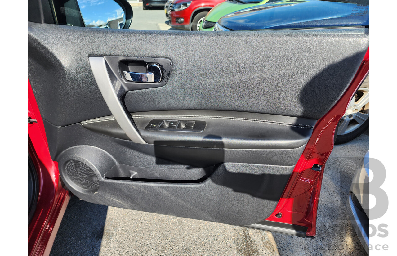 10/2013 Nissan Dualis +2 ST (4x2) J10 MY13 4d Wagon Red 2.0L