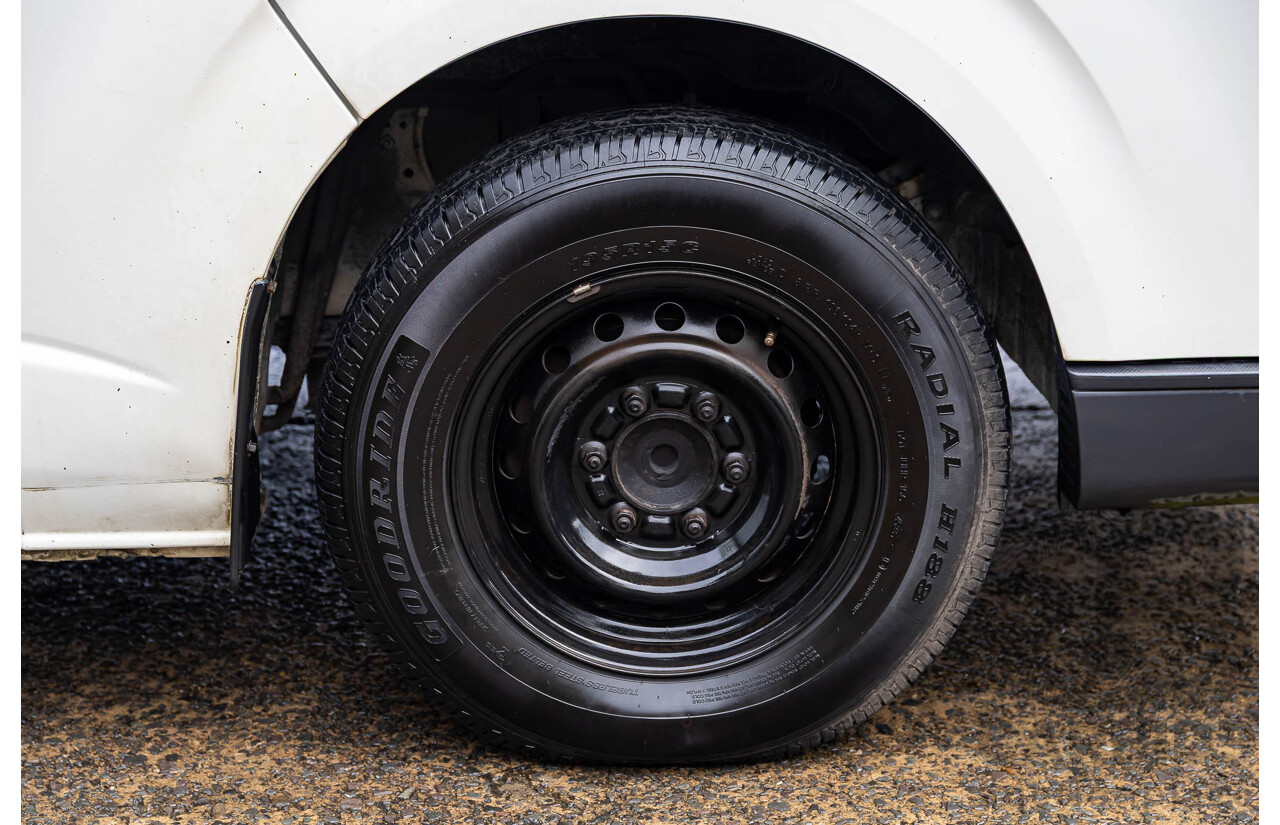 2/2009 Toyota Hiace Commuter Super LWB TRH223R MY07 Upgrade Bus French Vanilla White 2.7L - Custom Wheelchair Lift 11Seater