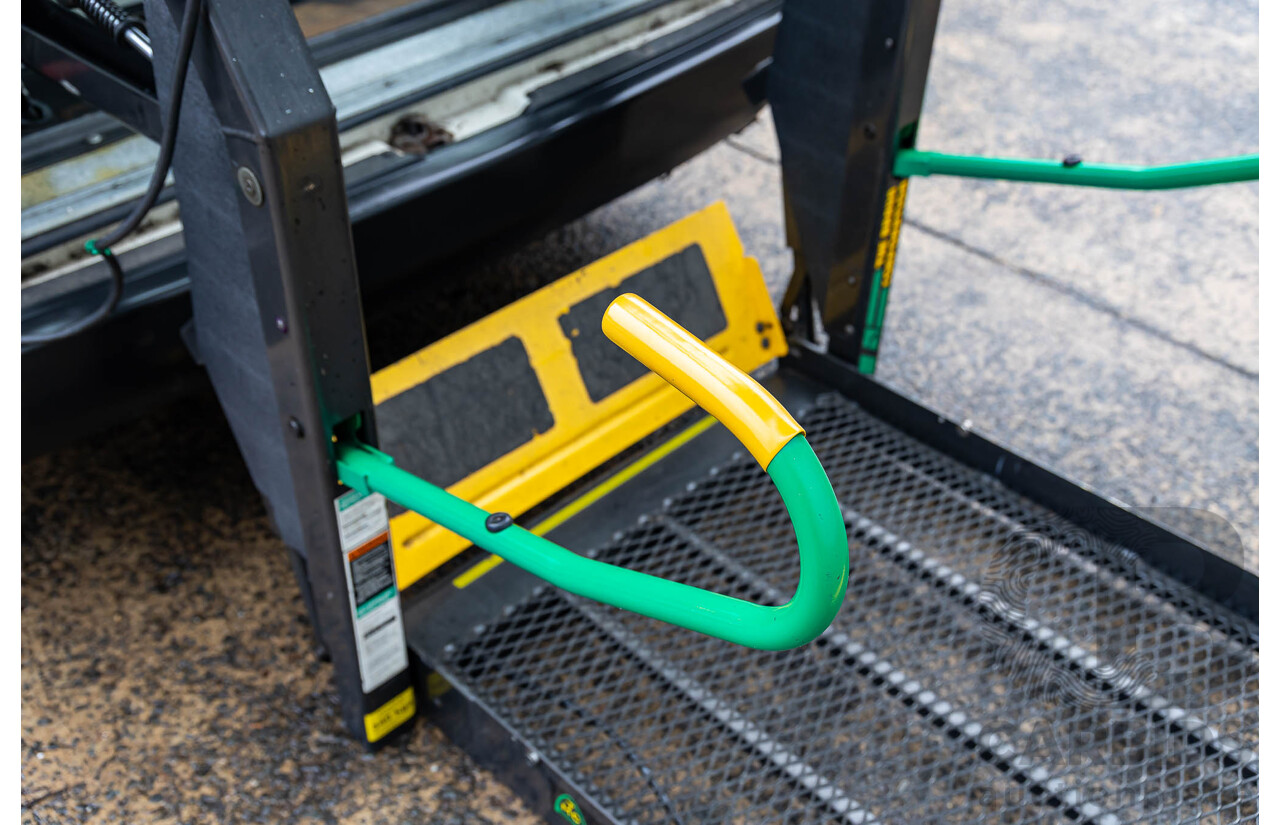 2/2009 Toyota Hiace Commuter Super LWB TRH223R MY07 Upgrade Bus French Vanilla White 2.7L - Custom Wheelchair Lift 11Seater