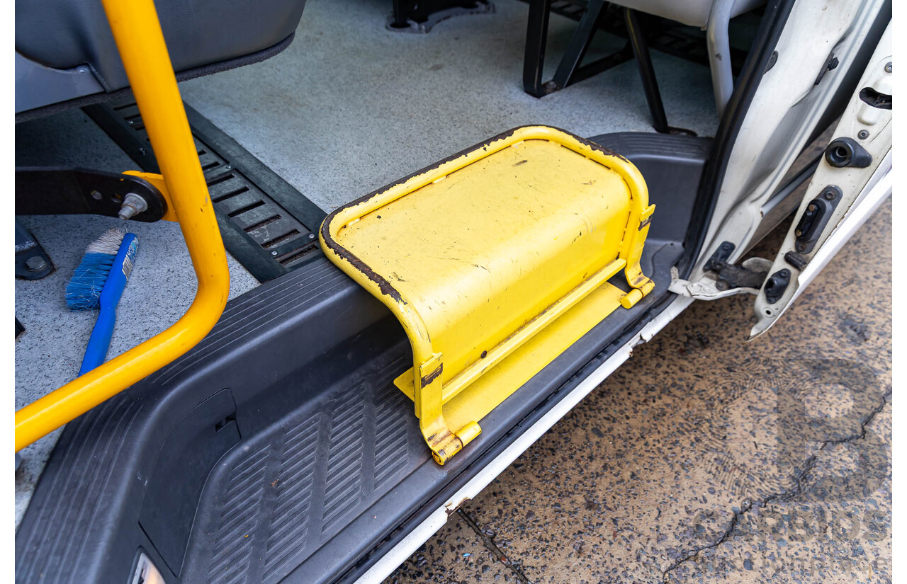 8/2010 Toyota Hiace Commuter Super LWB TRH223R MY07 Upgrade Bus French Vanilla White 2.7L - Custom Wheelchair Lift 10 Seater