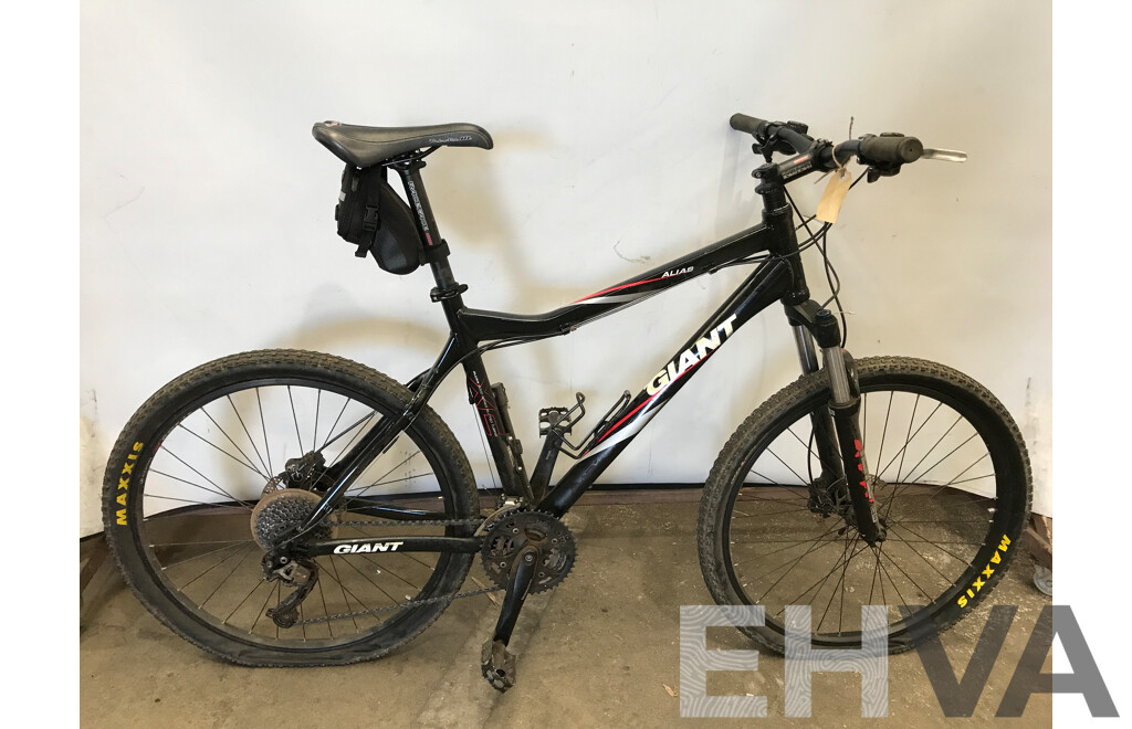 Giant Alias 16 Speed Mountain Bike