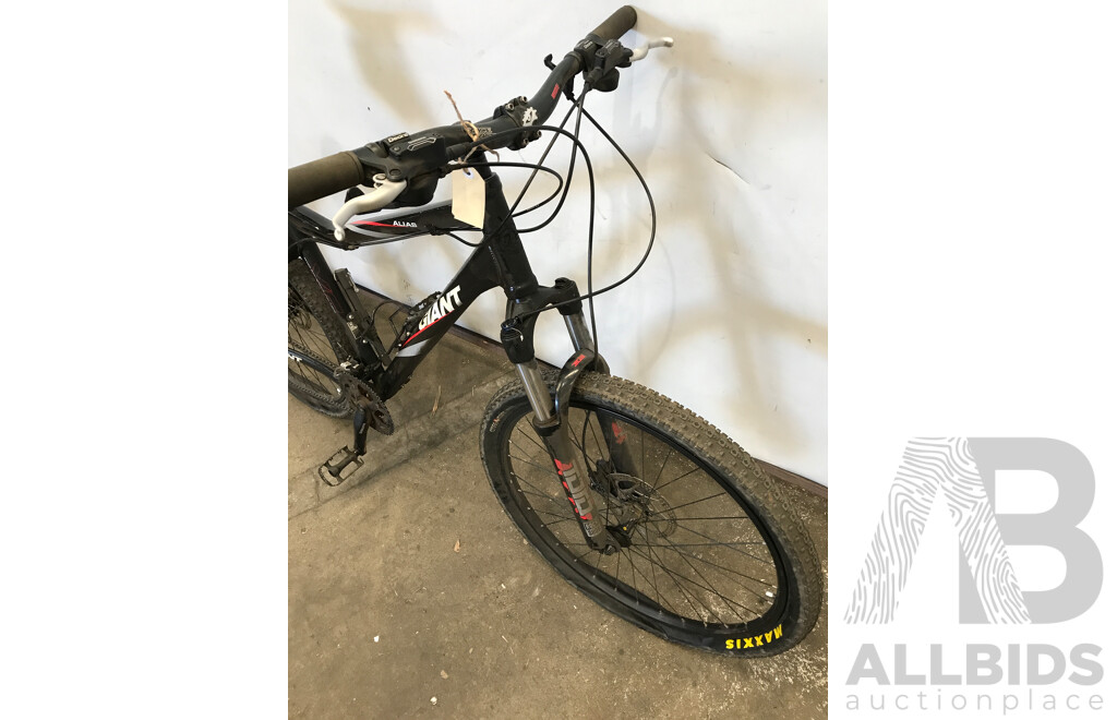 Giant Alias 16 Speed Mountain Bike