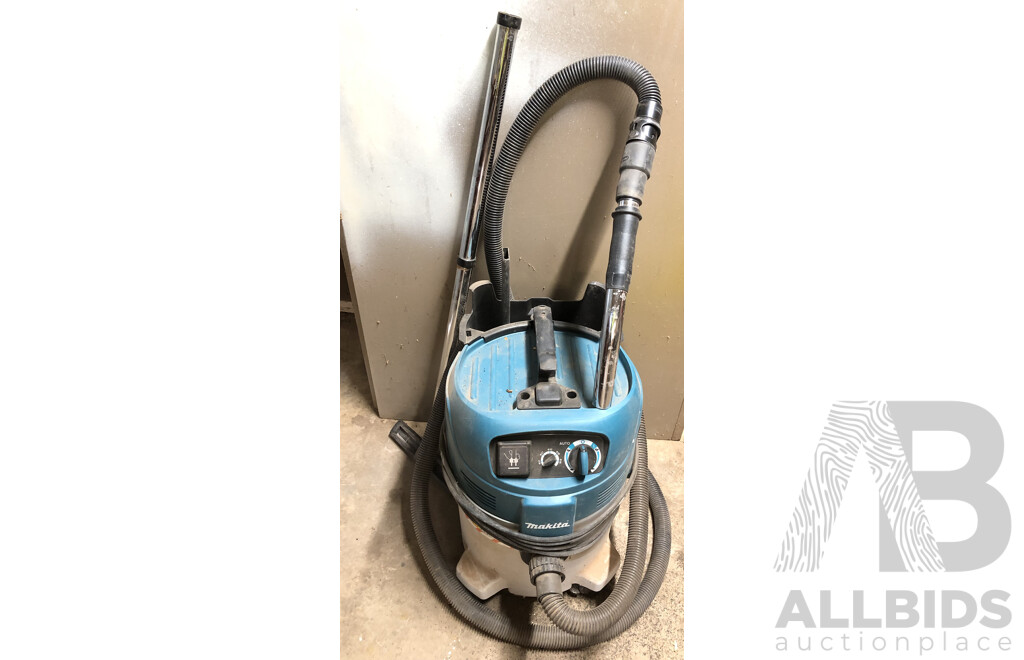 Makita VC3012M 30 Litre Wet and Dry Dust Extraction Vacuum Cleaner