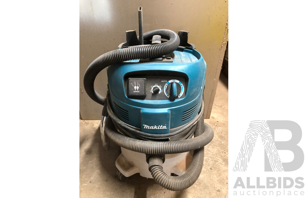 Makita VC3012M 30 Litre Wet and Dry Dust Extraction Vacuum Cleaner