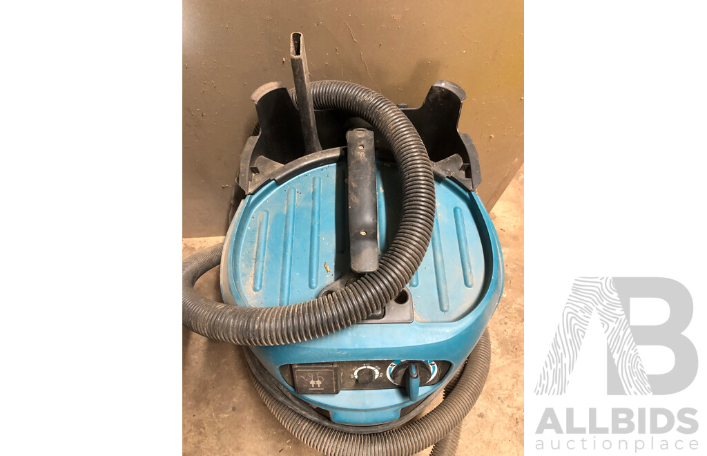 Makita VC3012M 30 Litre Wet and Dry Dust Extraction Vacuum Cleaner