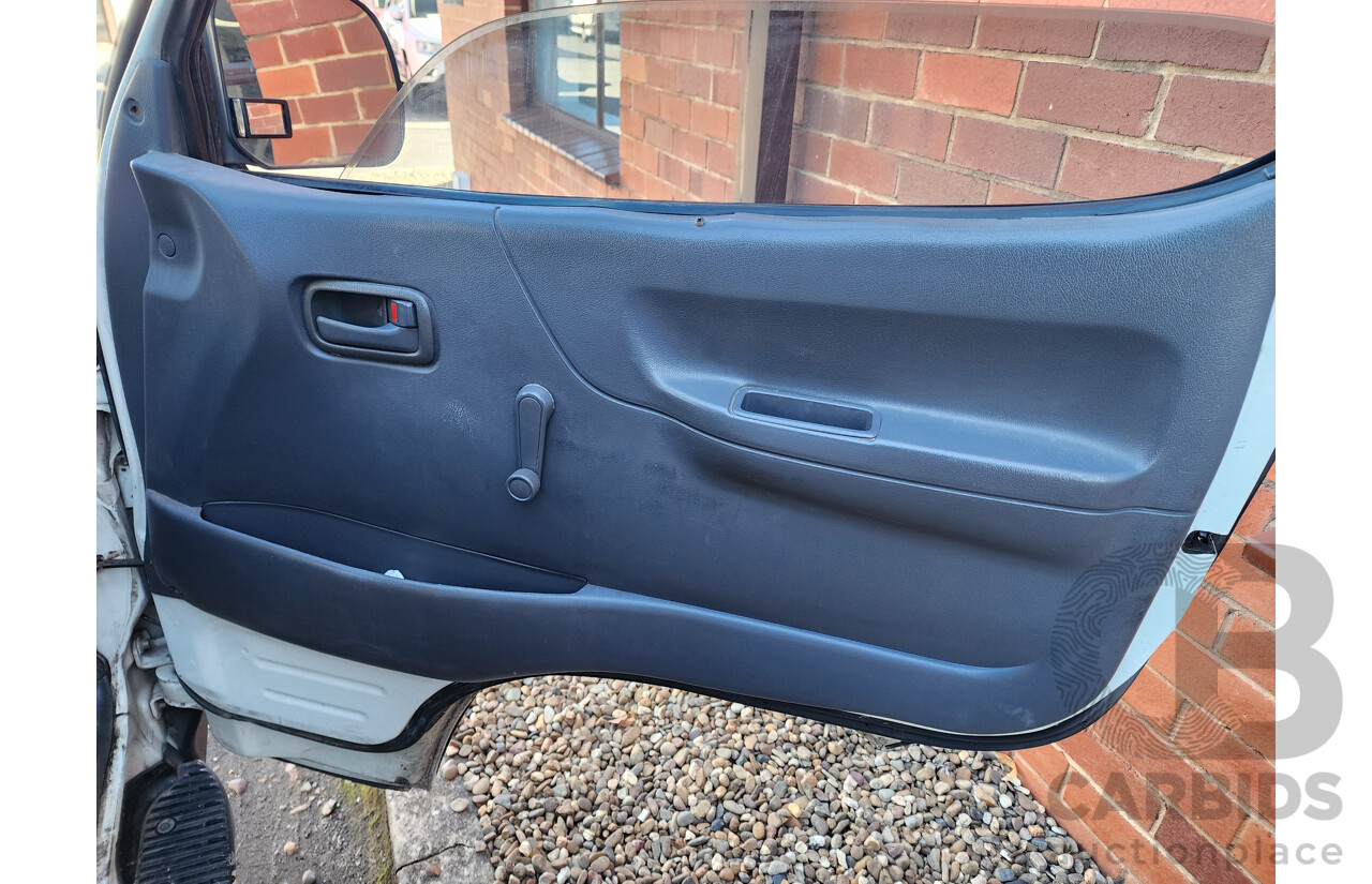 5/1998 Toyota Hiace Commuter RZH125R Bus White 2.4L