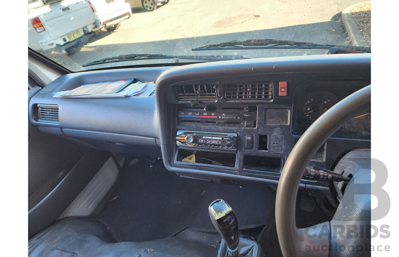 5/1998 Toyota Hiace Commuter RZH125R Bus White 2.4L