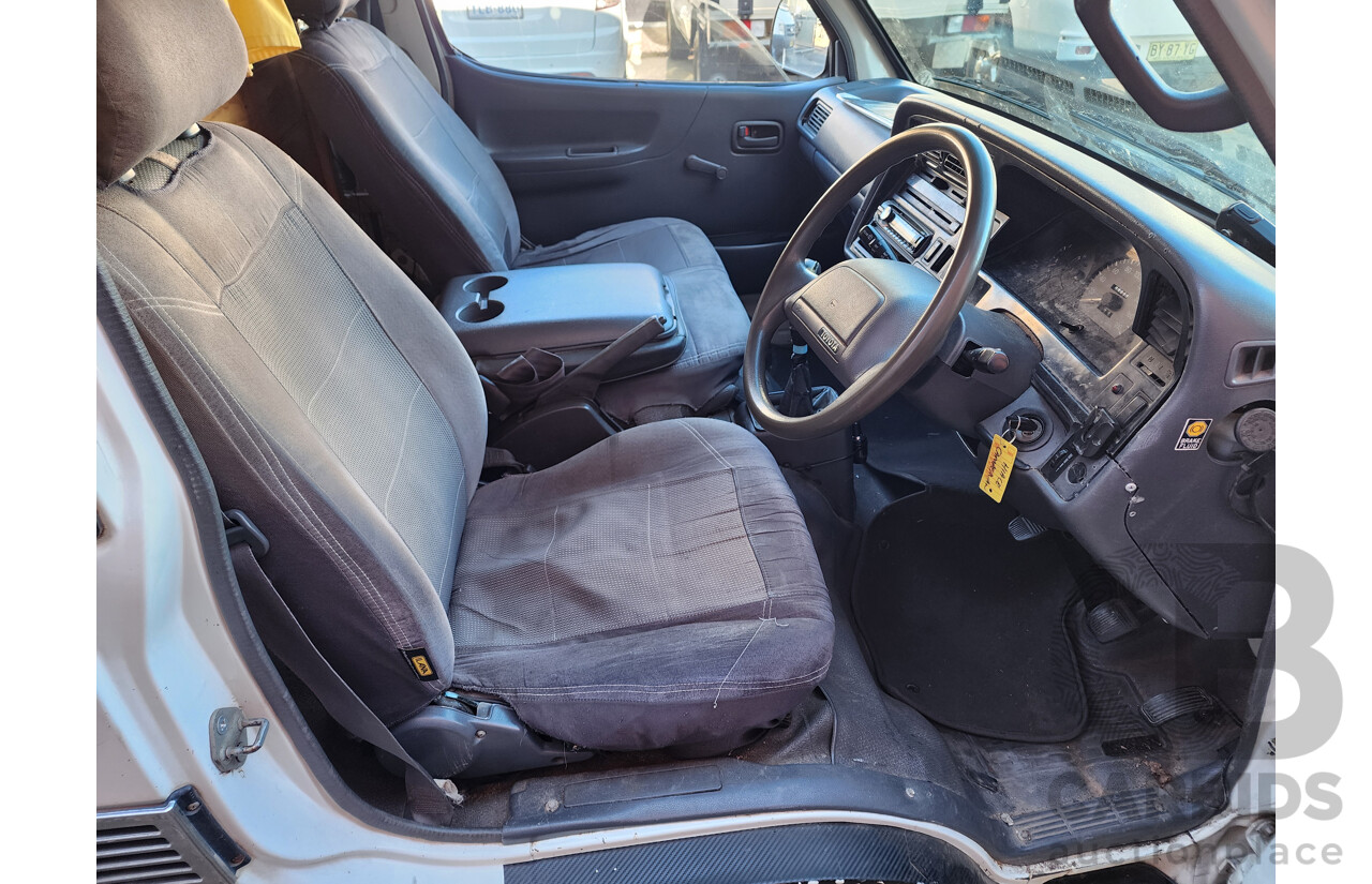 5/1998 Toyota Hiace Commuter RZH125R Bus White 2.4L
