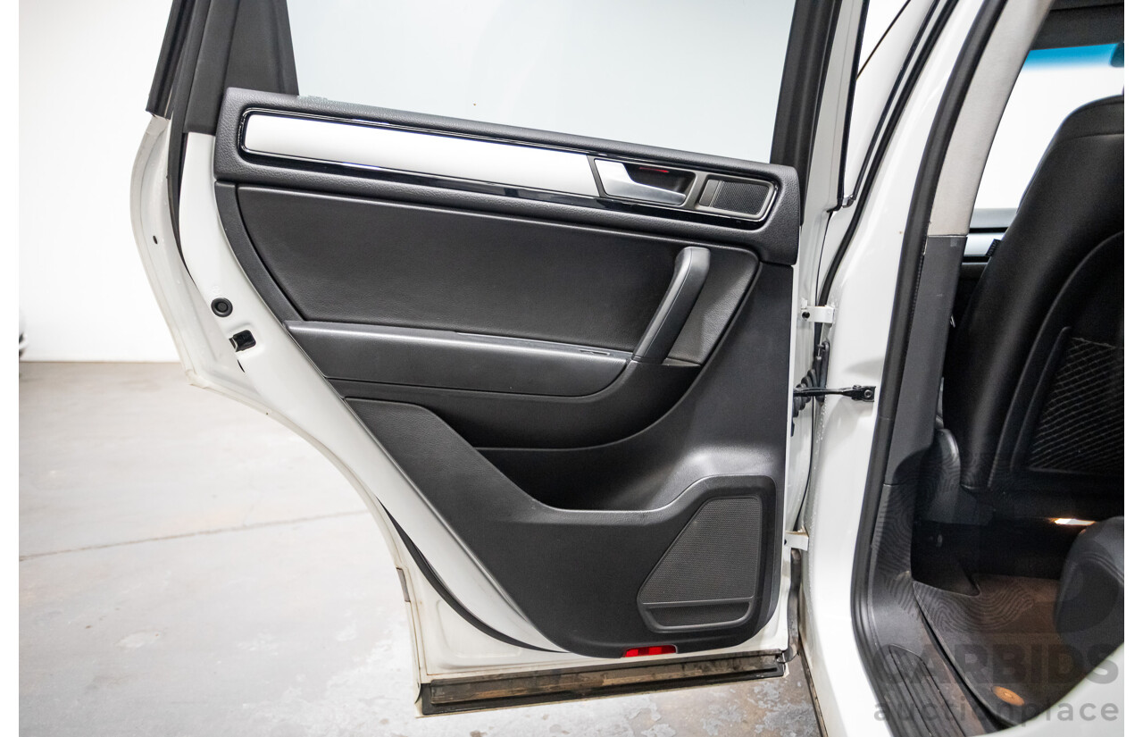 06/2014 Volkswagen Touareg 150 TDI (AWD) 7P MY14 4D Wagon White Turbo Diesel 3.0L