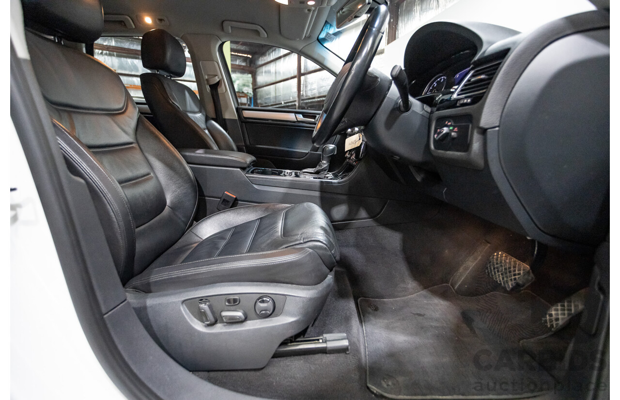 06/2014 Volkswagen Touareg 150 TDI (AWD) 7P MY14 4D Wagon White Turbo Diesel 3.0L