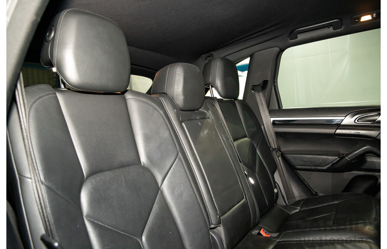 9/2013 Porsche Cayenne Diesel Series 2 MY14 4d Wagon Meteor Grey Metallic Turbo Diesel V6 3.0L