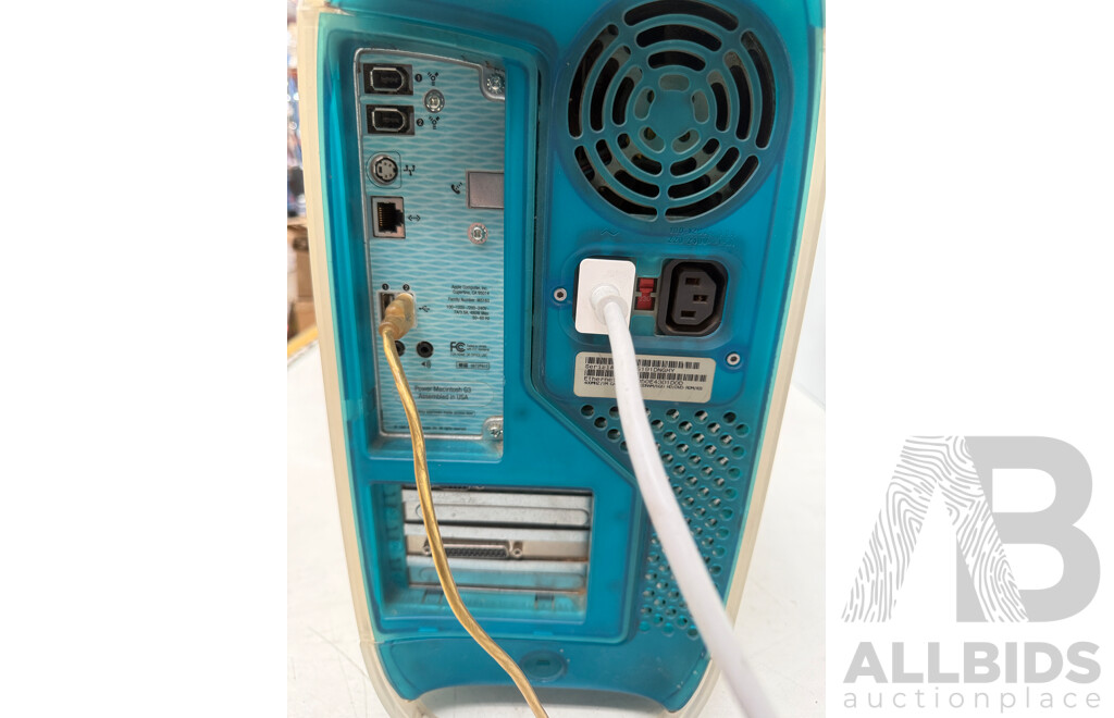 Apple Computer - Power Macintosh G3 Desktop + Apple 17Inch Studio Display (Not Working Possible Electrical Issue) + Genuine Mouse/Keyboard