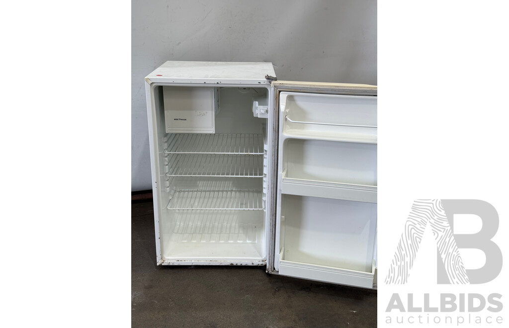 Kelvinator Manual 140 Ltr Bar Fridge
