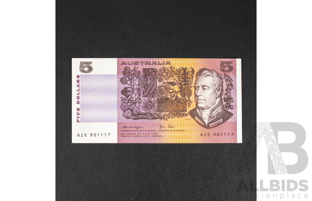 Australian 1979 Five Dollar Note R207, Knight/Stone NZE 901117