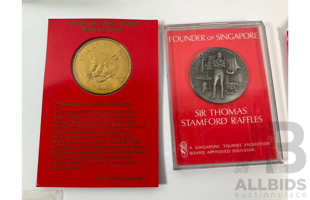 Collection of Vintage International Carded Coins, Chinese Confucius Medallion Two Singapore Sir Thomas Raffles Medallions, Two Papua New Guinea 1998 Fifty Toea Coins, Bank of PNG Silver Jubilee