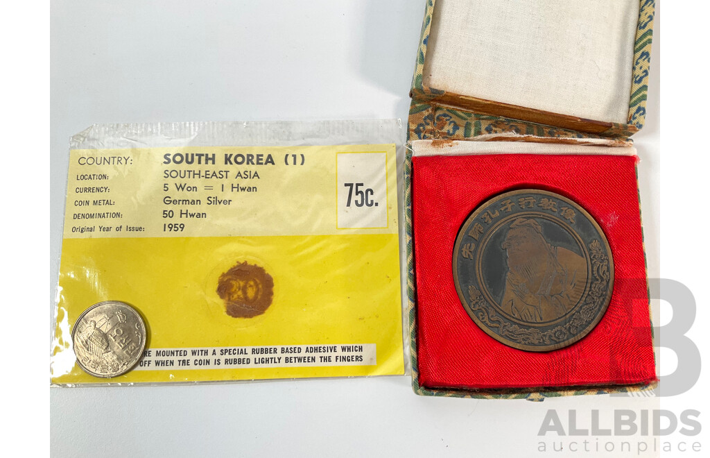 Collection of Vintage International Carded Coins, Chinese Confucius Medallion Two Singapore Sir Thomas Raffles Medallions, Two Papua New Guinea 1998 Fifty Toea Coins, Bank of PNG Silver Jubilee