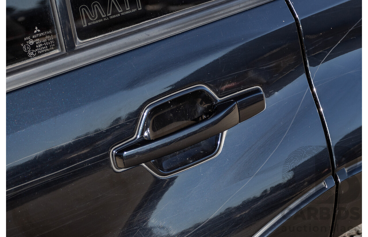 9/2010 Mitsubishi Pajero Platinum Edition NT MY10 4d Wagon Pearl Black Turbo Diesel 3.2L - 7 Seats