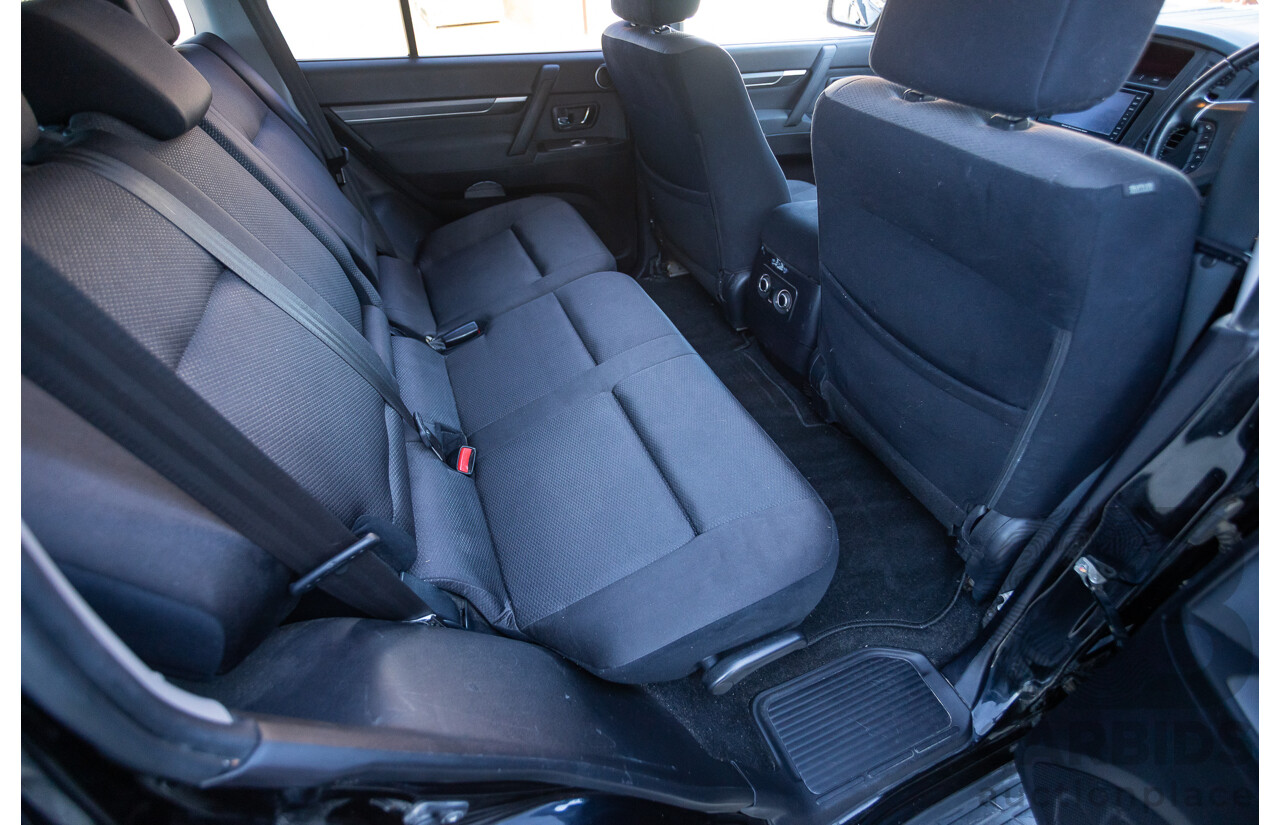 9/2010 Mitsubishi Pajero Platinum Edition NT MY10 4d Wagon Pearl Black Turbo Diesel 3.2L - 7 Seats