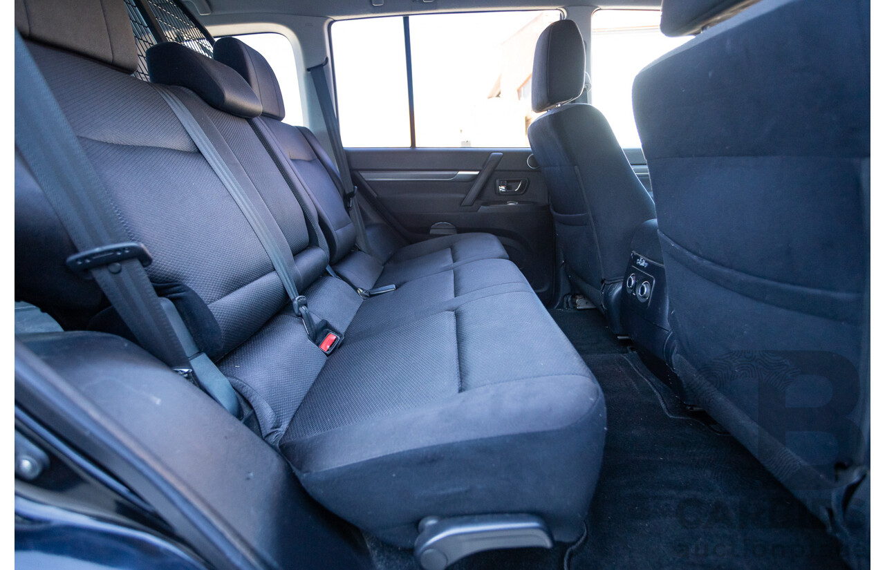 9/2010 Mitsubishi Pajero Platinum Edition NT MY10 4d Wagon Pearl Black Turbo Diesel 3.2L - 7 Seats