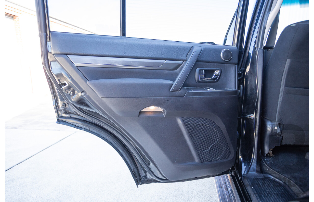 9/2010 Mitsubishi Pajero Platinum Edition NT MY10 4d Wagon Pearl Black Turbo Diesel 3.2L - 7 Seats