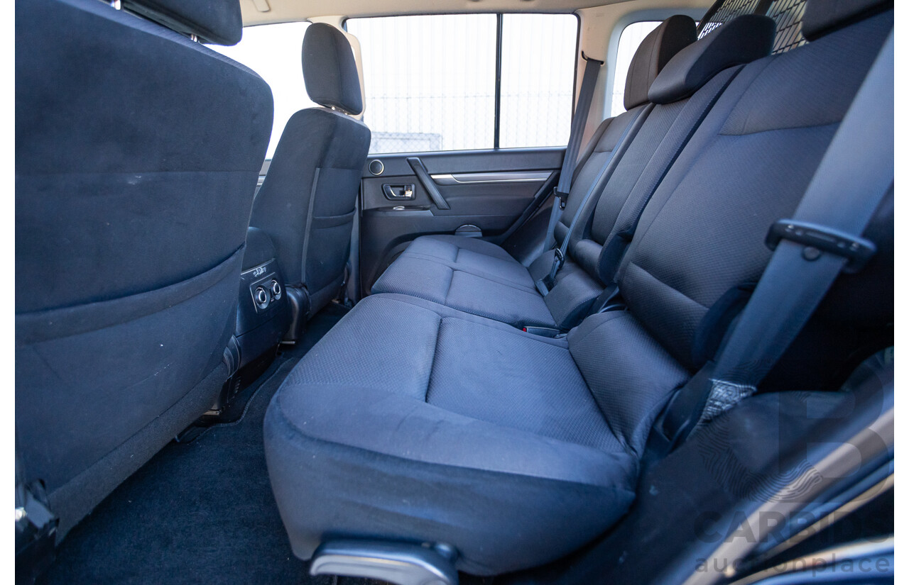 9/2010 Mitsubishi Pajero Platinum Edition NT MY10 4d Wagon Pearl Black Turbo Diesel 3.2L - 7 Seats