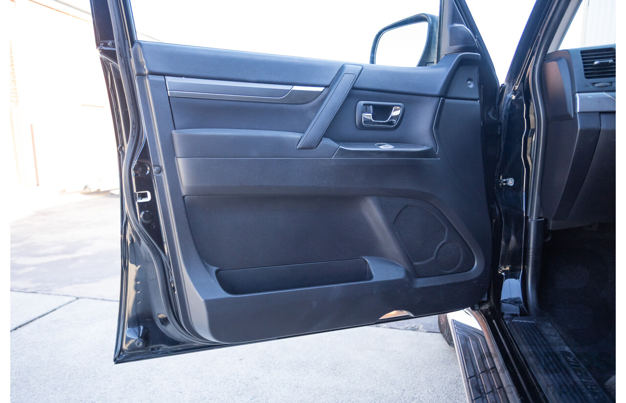 9/2010 Mitsubishi Pajero Platinum Edition NT MY10 4d Wagon Pearl Black Turbo Diesel 3.2L - 7 Seats