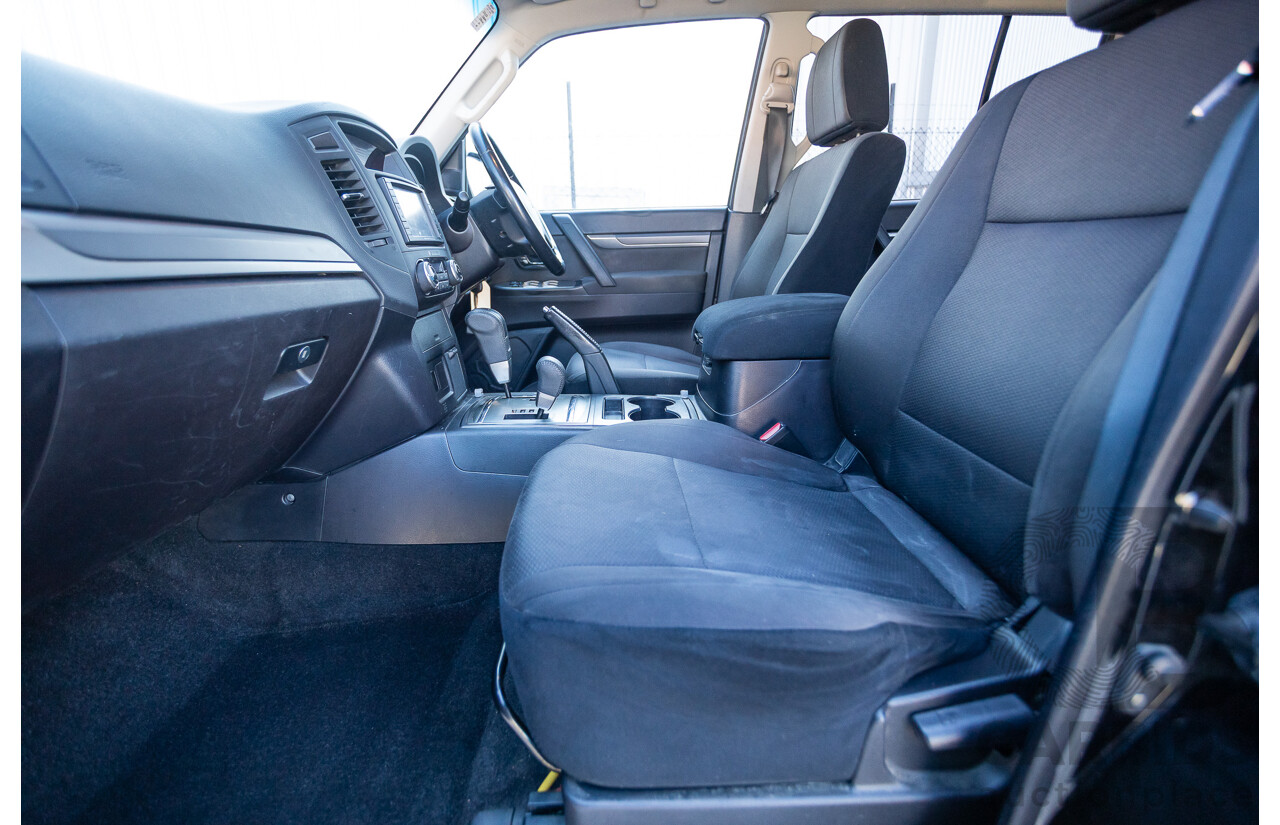 9/2010 Mitsubishi Pajero Platinum Edition NT MY10 4d Wagon Pearl Black Turbo Diesel 3.2L - 7 Seats