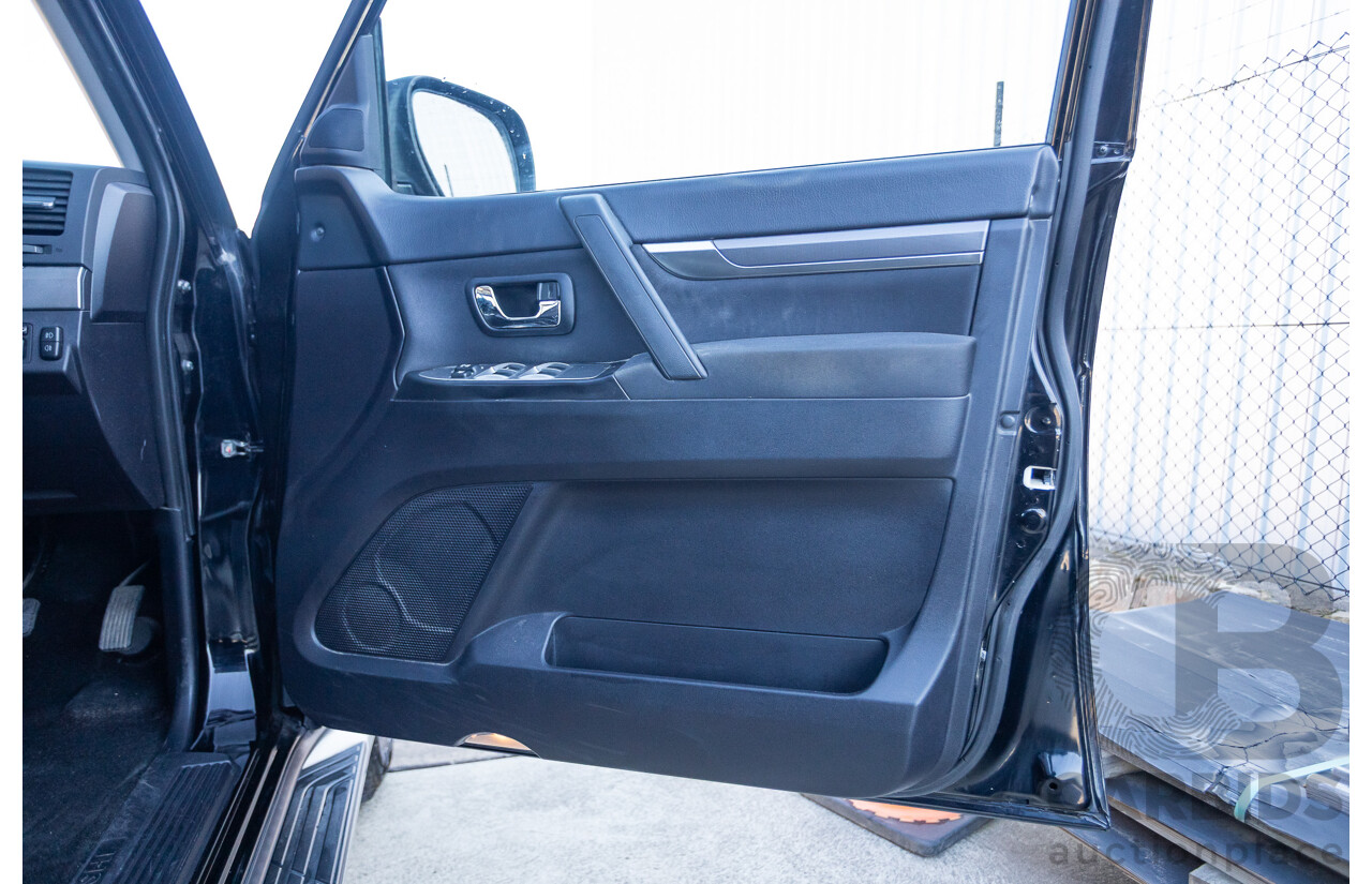 9/2010 Mitsubishi Pajero Platinum Edition NT MY10 4d Wagon Pearl Black Turbo Diesel 3.2L - 7 Seats