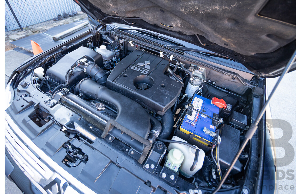 9/2010 Mitsubishi Pajero Platinum Edition NT MY10 4d Wagon Pearl Black Turbo Diesel 3.2L - 7 Seats