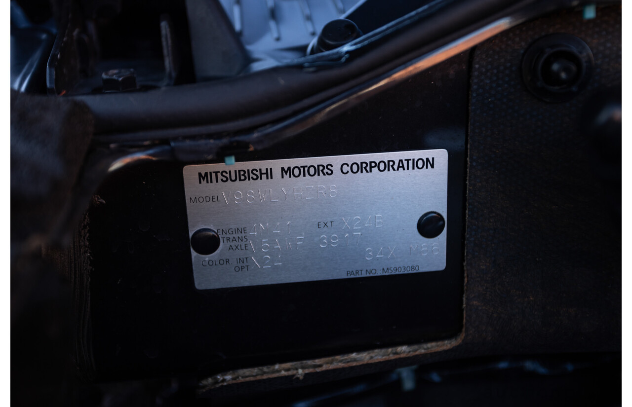 9/2010 Mitsubishi Pajero Platinum Edition NT MY10 4d Wagon Pearl Black Turbo Diesel 3.2L - 7 Seats