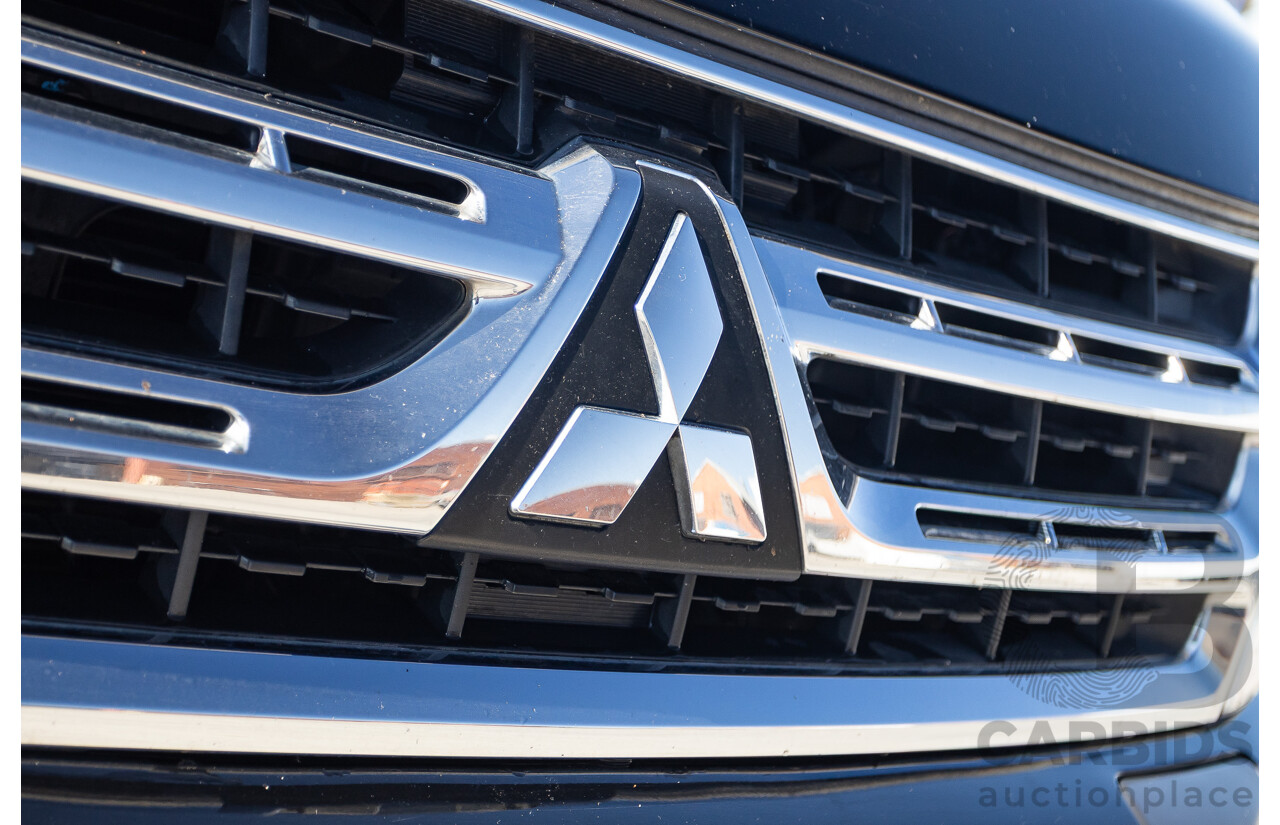 9/2010 Mitsubishi Pajero Platinum Edition NT MY10 4d Wagon Pearl Black Turbo Diesel 3.2L - 7 Seats