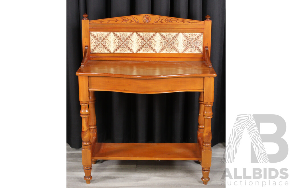 Good Reproduction Serpentine Front Tile Back Wash Stand