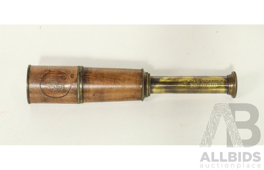 2 Large Magnifying Glasses and Bag with Wooden Handle and Replica Telescope