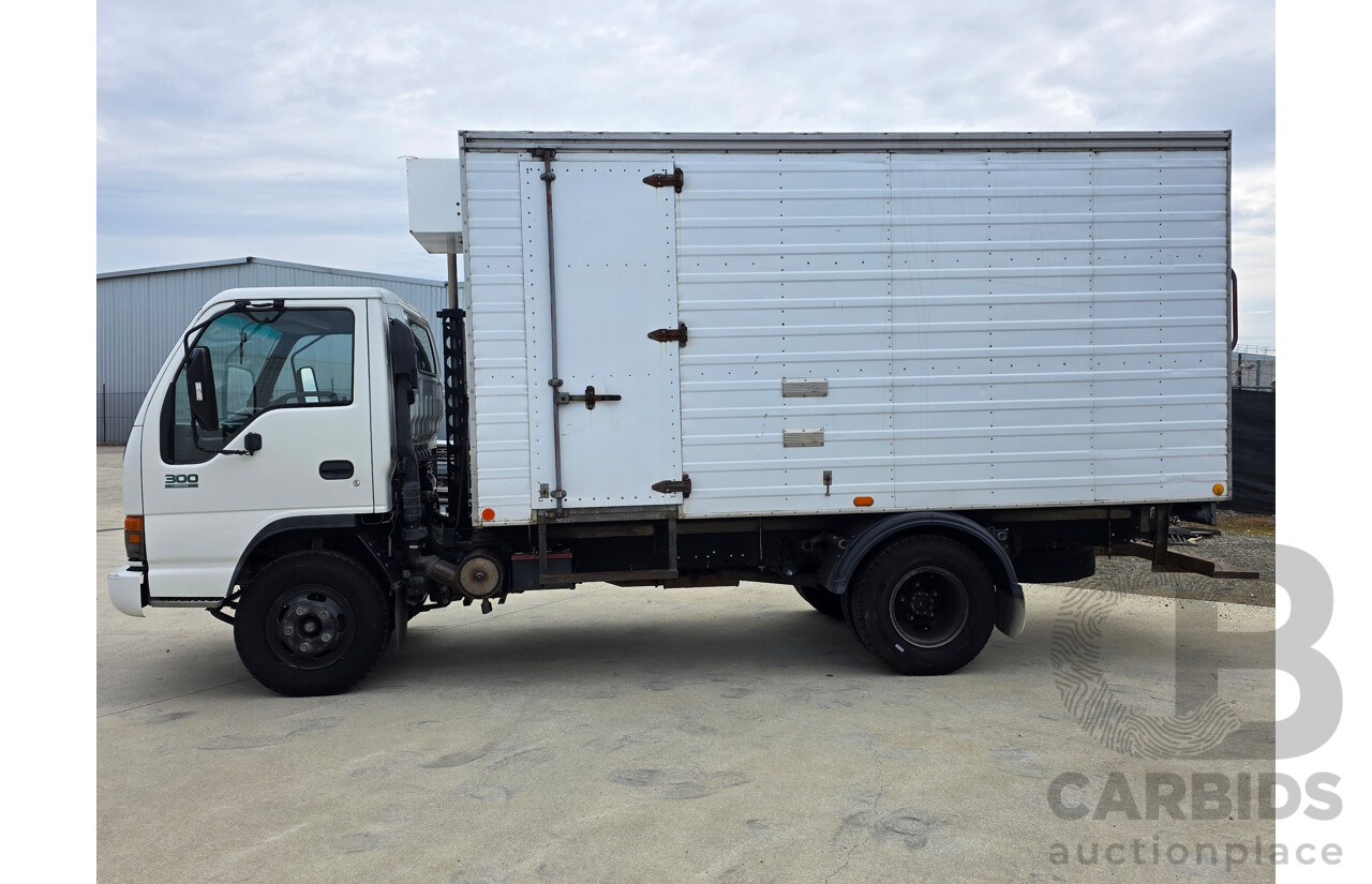 01/2000 Isuzu NPR300 Refrigerated Truck