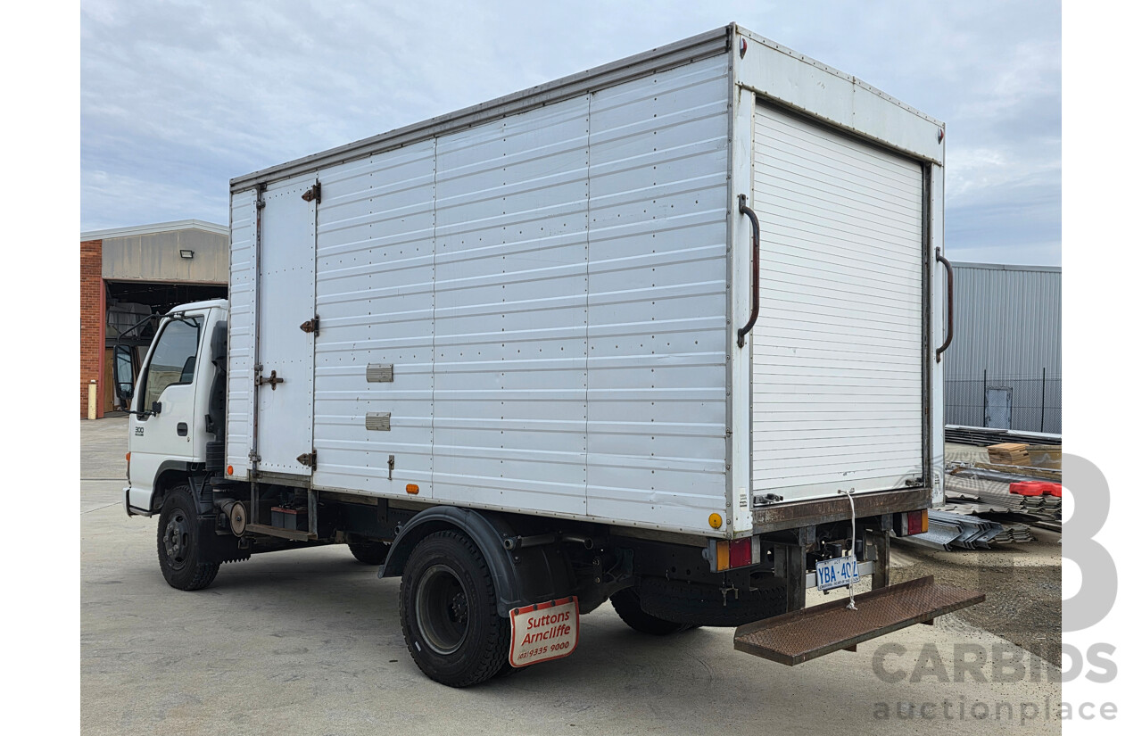 01/2000 Isuzu NPR300 Refrigerated Truck