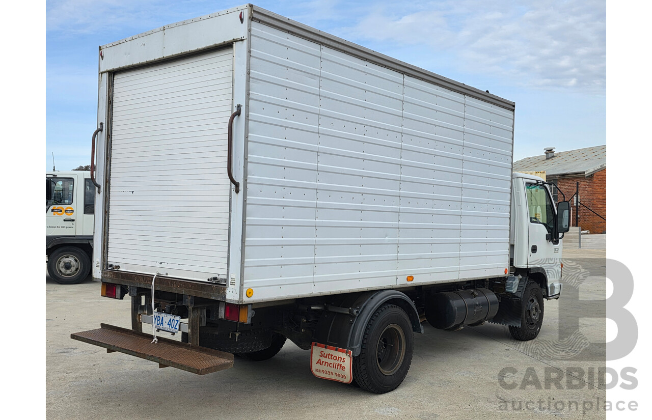 01/2000 Isuzu NPR300 Refrigerated Truck