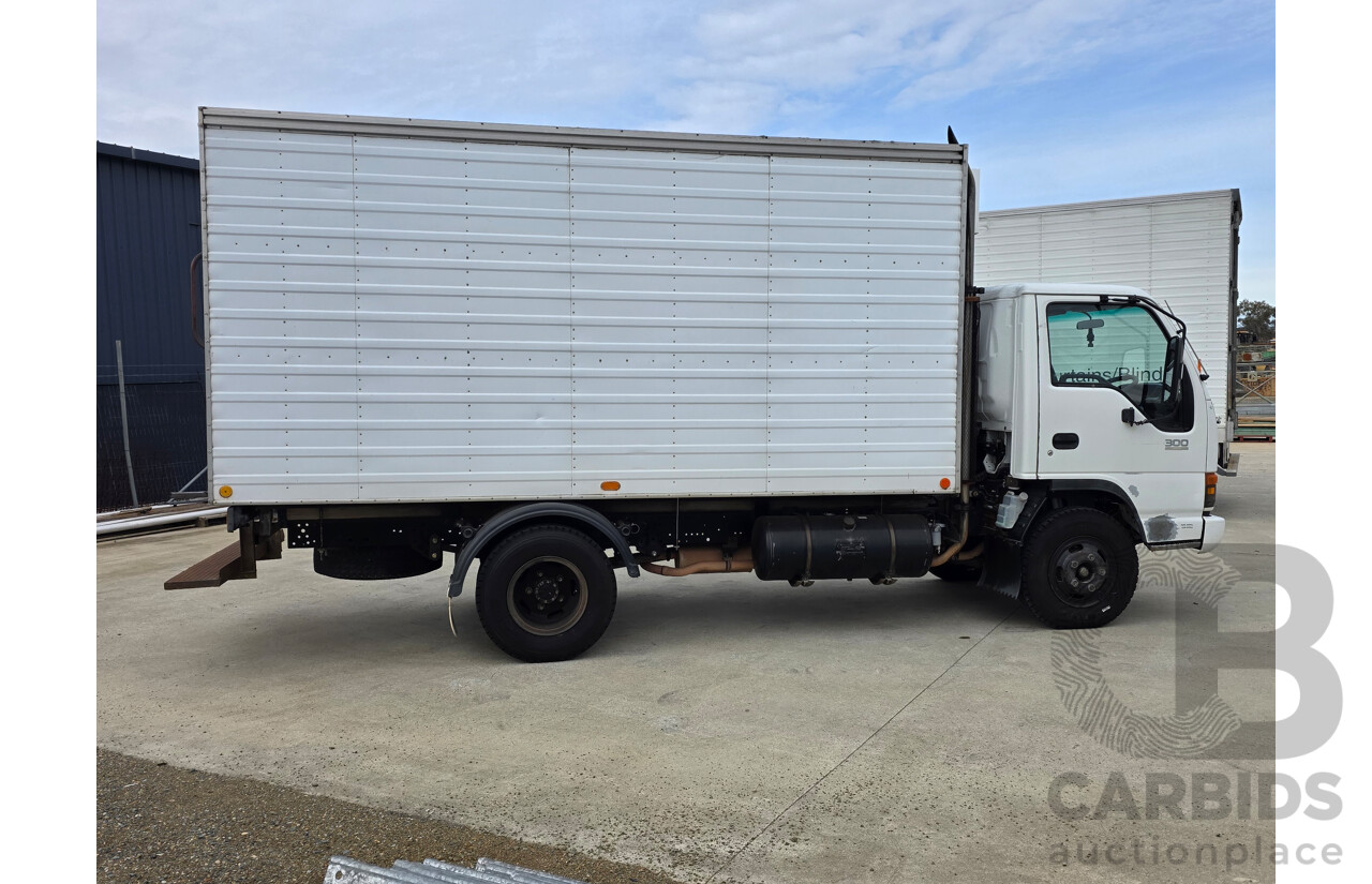 01/2000 Isuzu NPR300 Refrigerated Truck