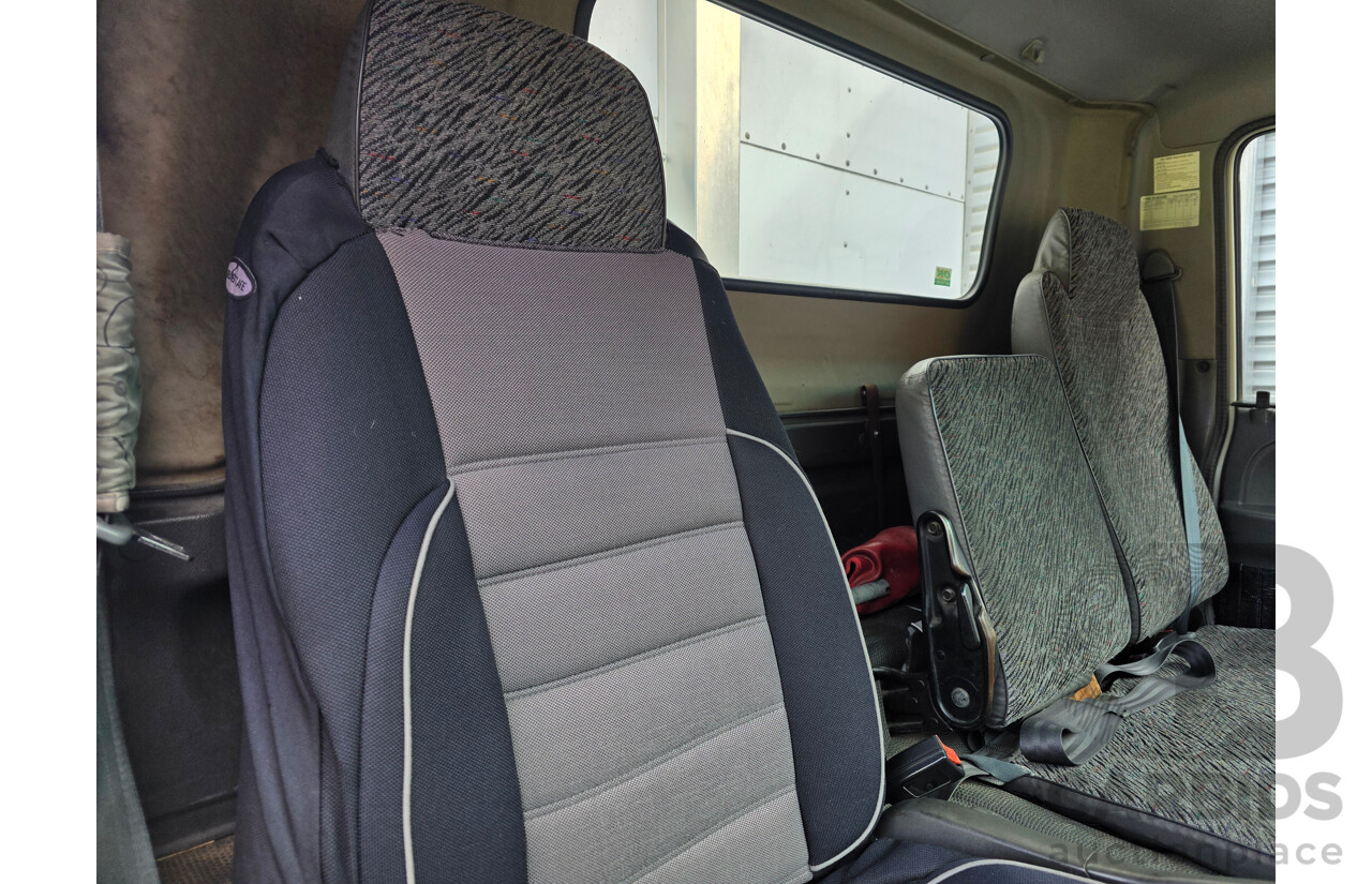 01/2000 Isuzu NPR300 Refrigerated Truck