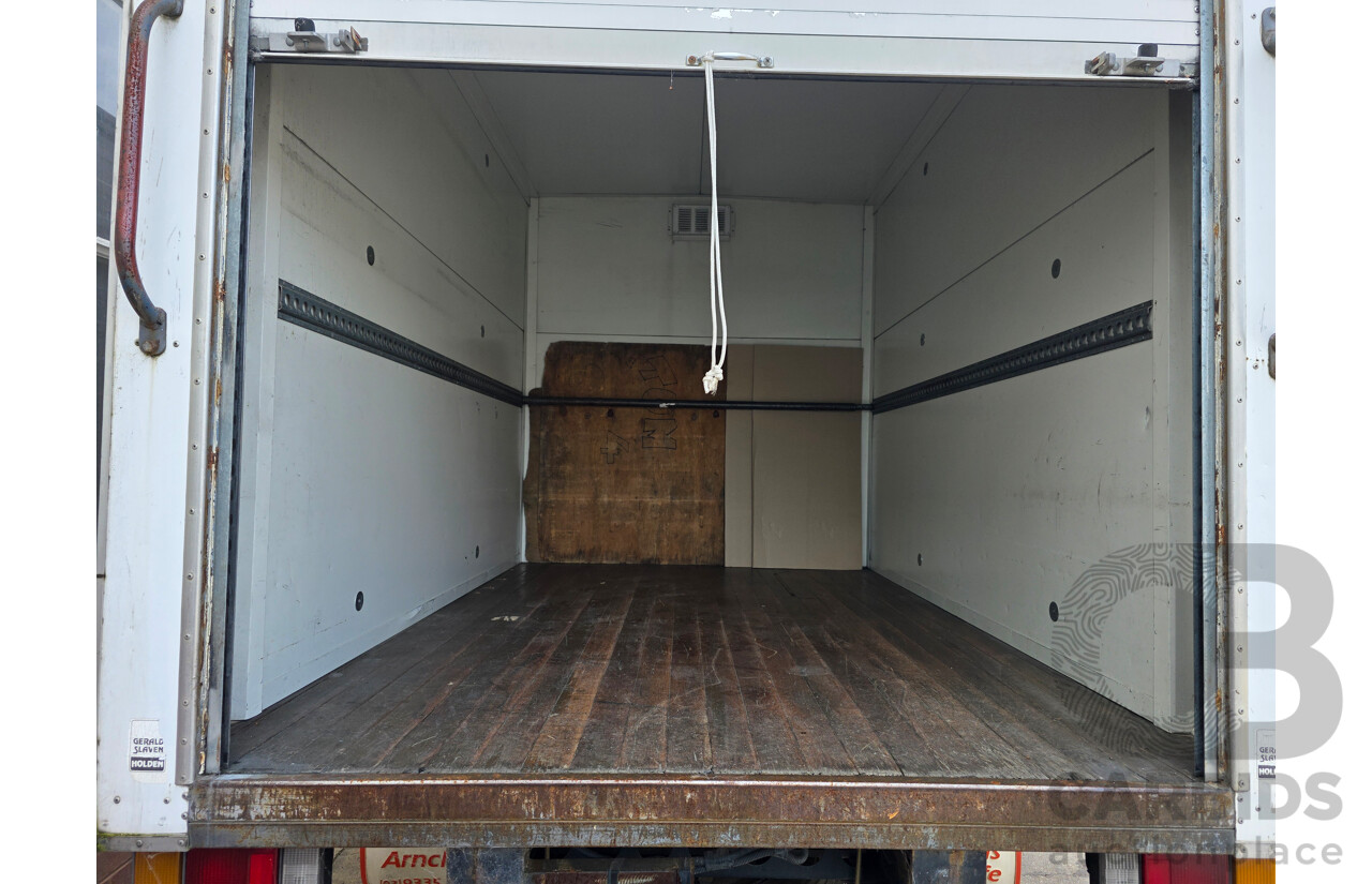 01/2000 Isuzu NPR300 Refrigerated Truck