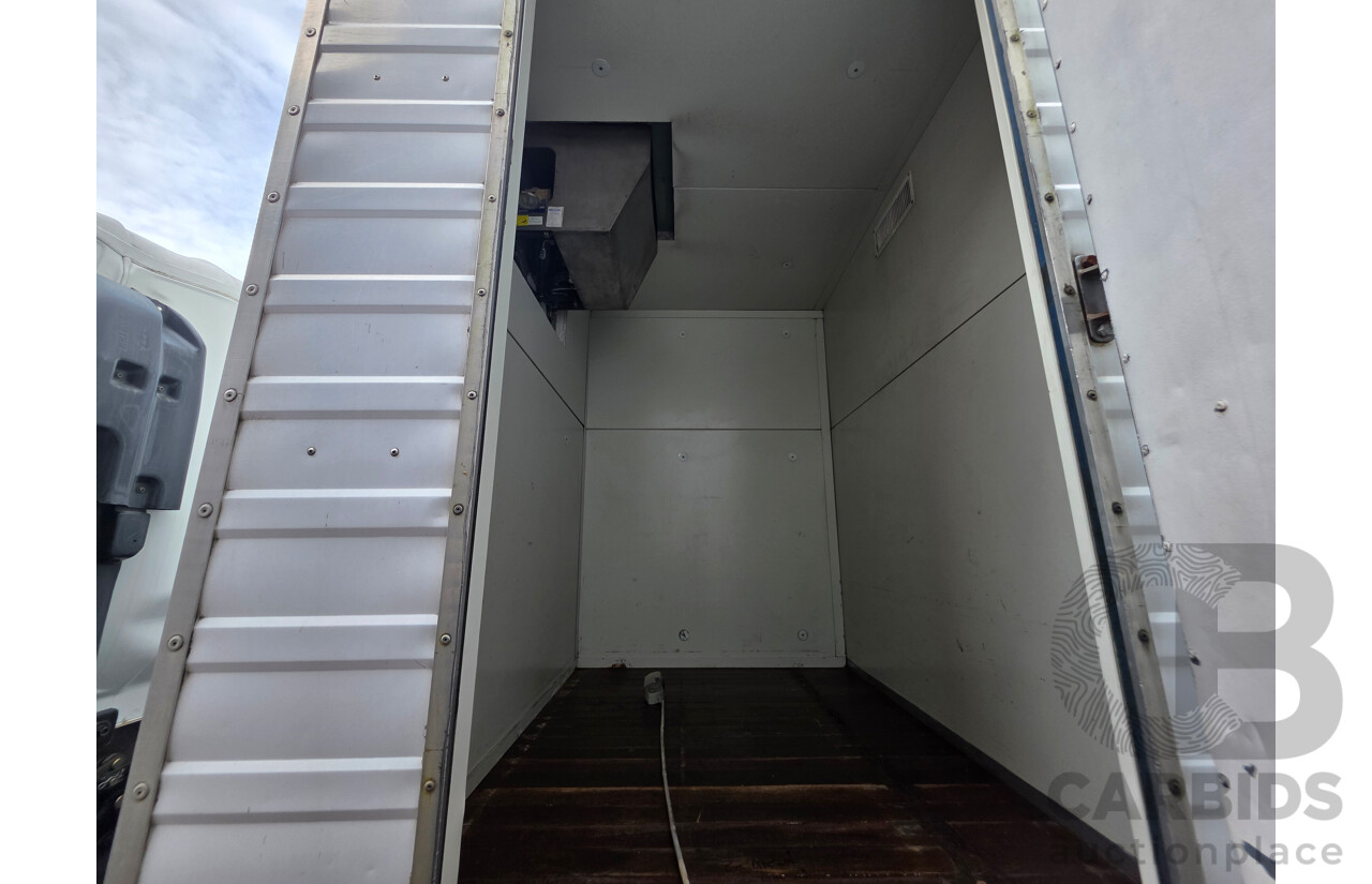 01/2000 Isuzu NPR300 Refrigerated Truck