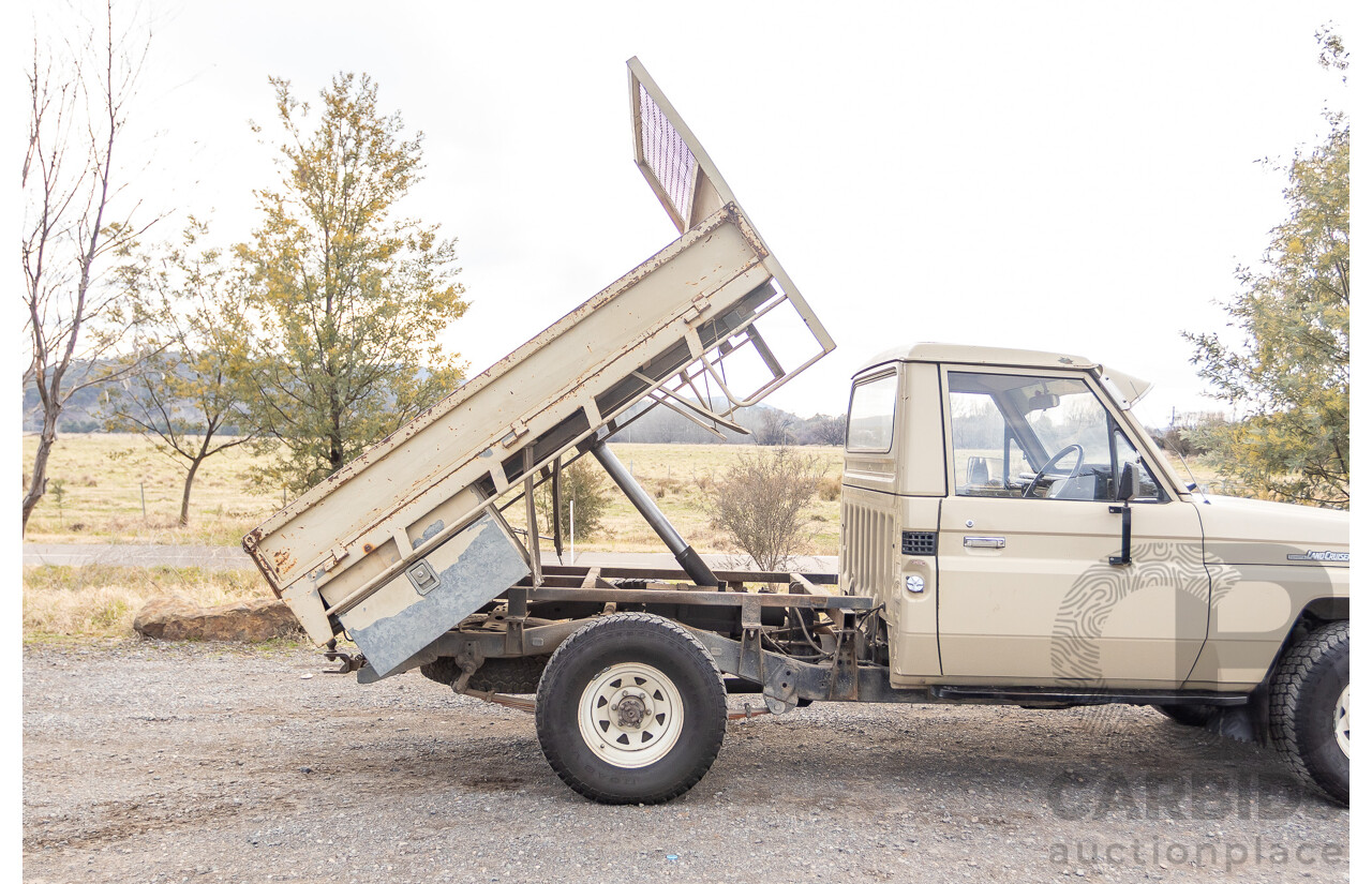 9/1985 Toyota Landcruiser (4x4) HJ75RP 2d C/Chas Goldrush Diesel 4.0L - Tipper