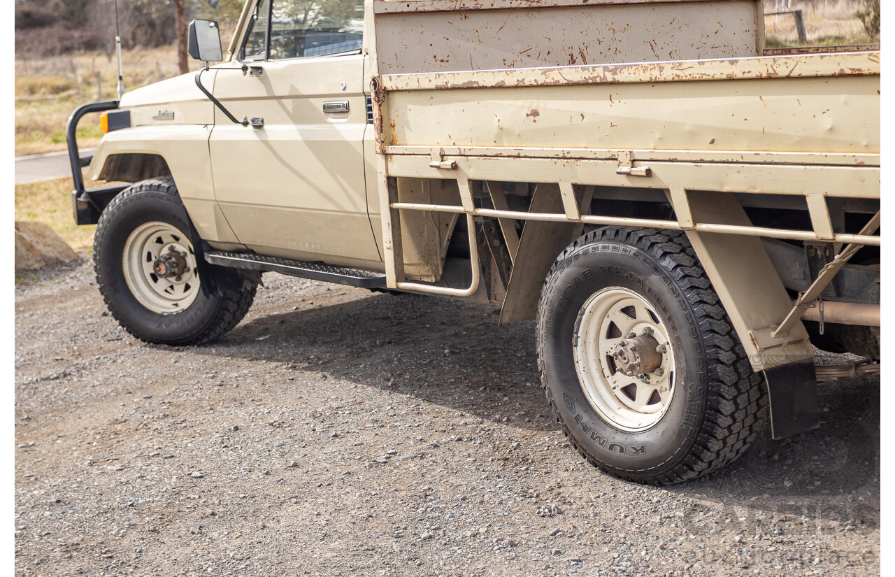 9/1985 Toyota Landcruiser (4x4) HJ75RP 2d C/Chas Goldrush Diesel 4.0L - Tipper