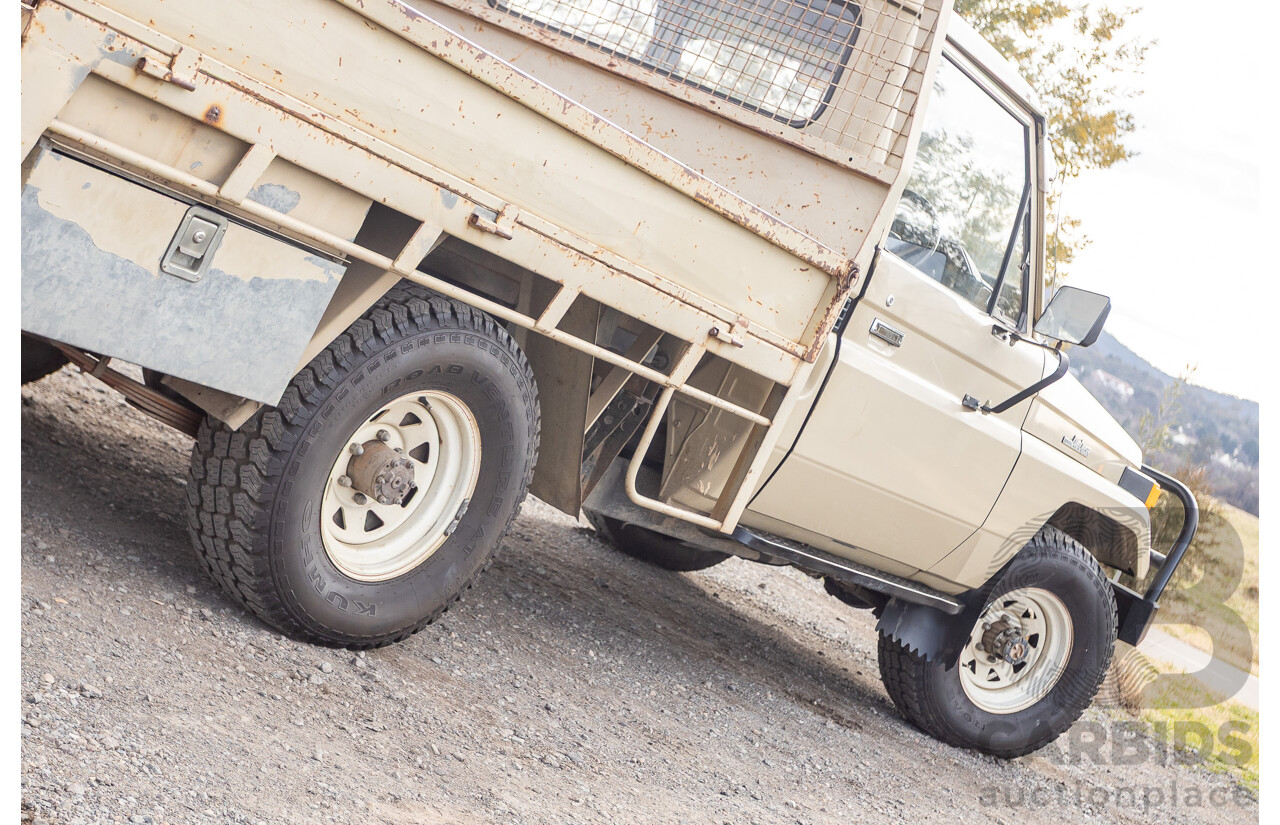 9/1985 Toyota Landcruiser (4x4) HJ75RP 2d C/Chas Goldrush Diesel 4.0L - Tipper
