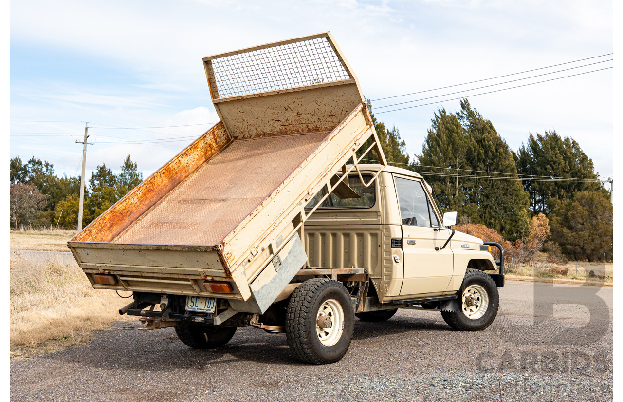 9/1985 Toyota Landcruiser (4x4) HJ75RP 2d C/Chas Goldrush Diesel 4.0L - Tipper
