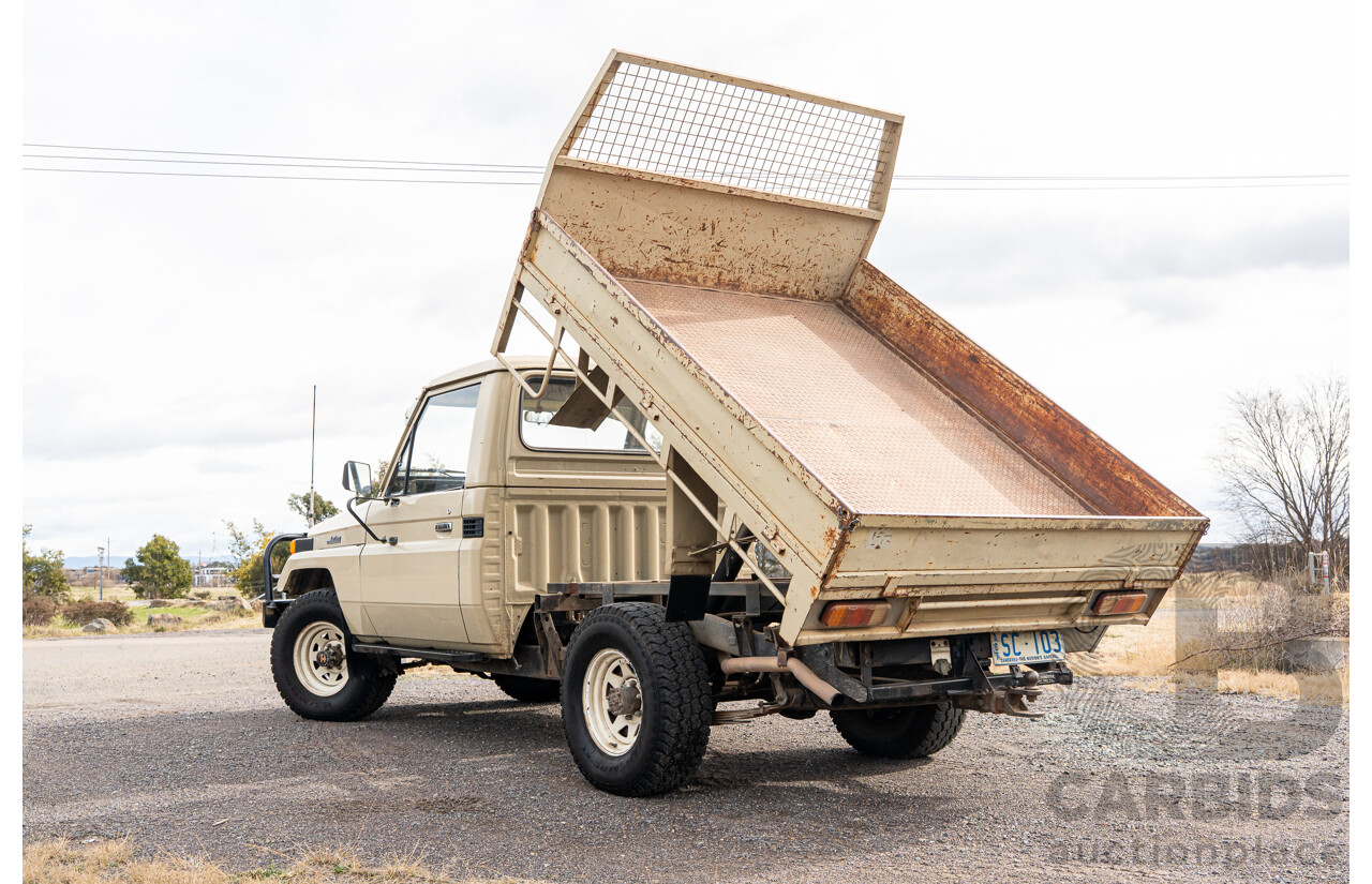 9/1985 Toyota Landcruiser (4x4) HJ75RP 2d C/Chas Goldrush Diesel 4.0L - Tipper
