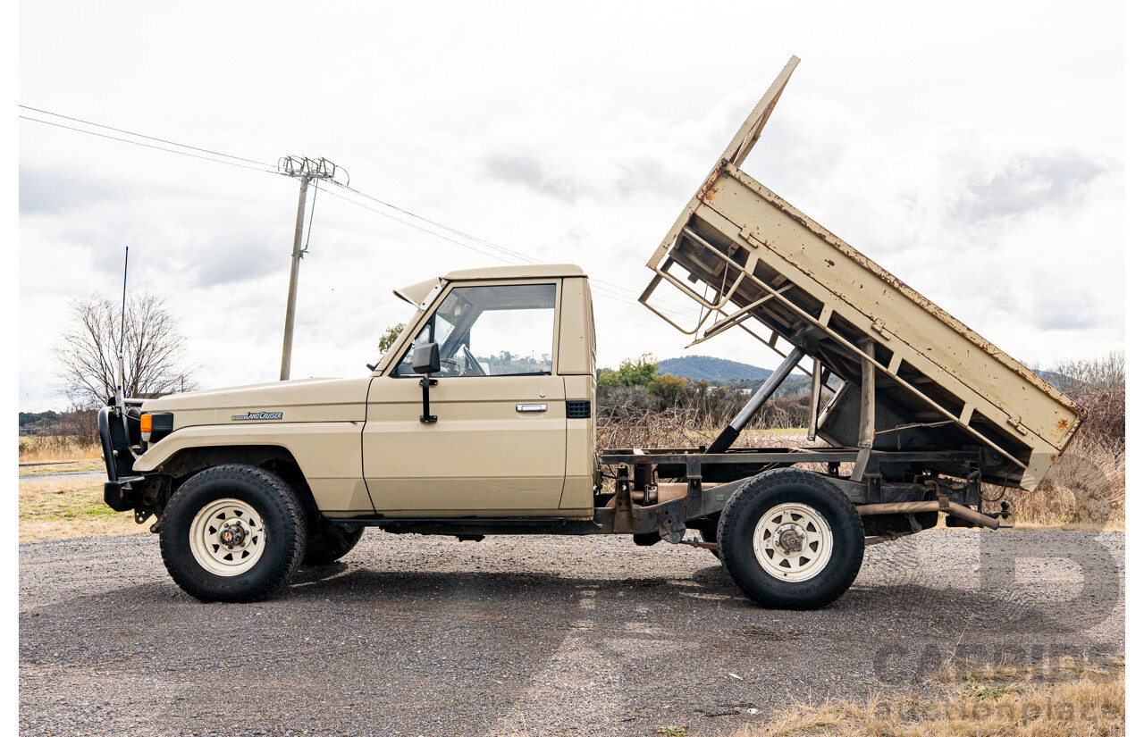 9/1985 Toyota Landcruiser (4x4) HJ75RP 2d C/Chas Goldrush Diesel 4.0L - Tipper