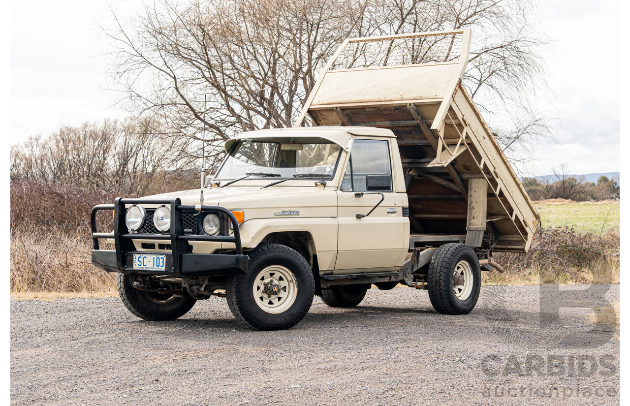 9/1985 Toyota Landcruiser (4x4) HJ75RP 2d C/Chas Goldrush Diesel 4.0L - Tipper